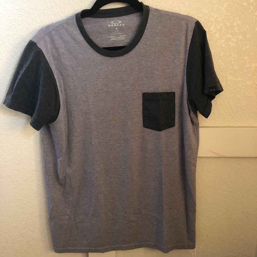 Oakley pocket tee men’s size M